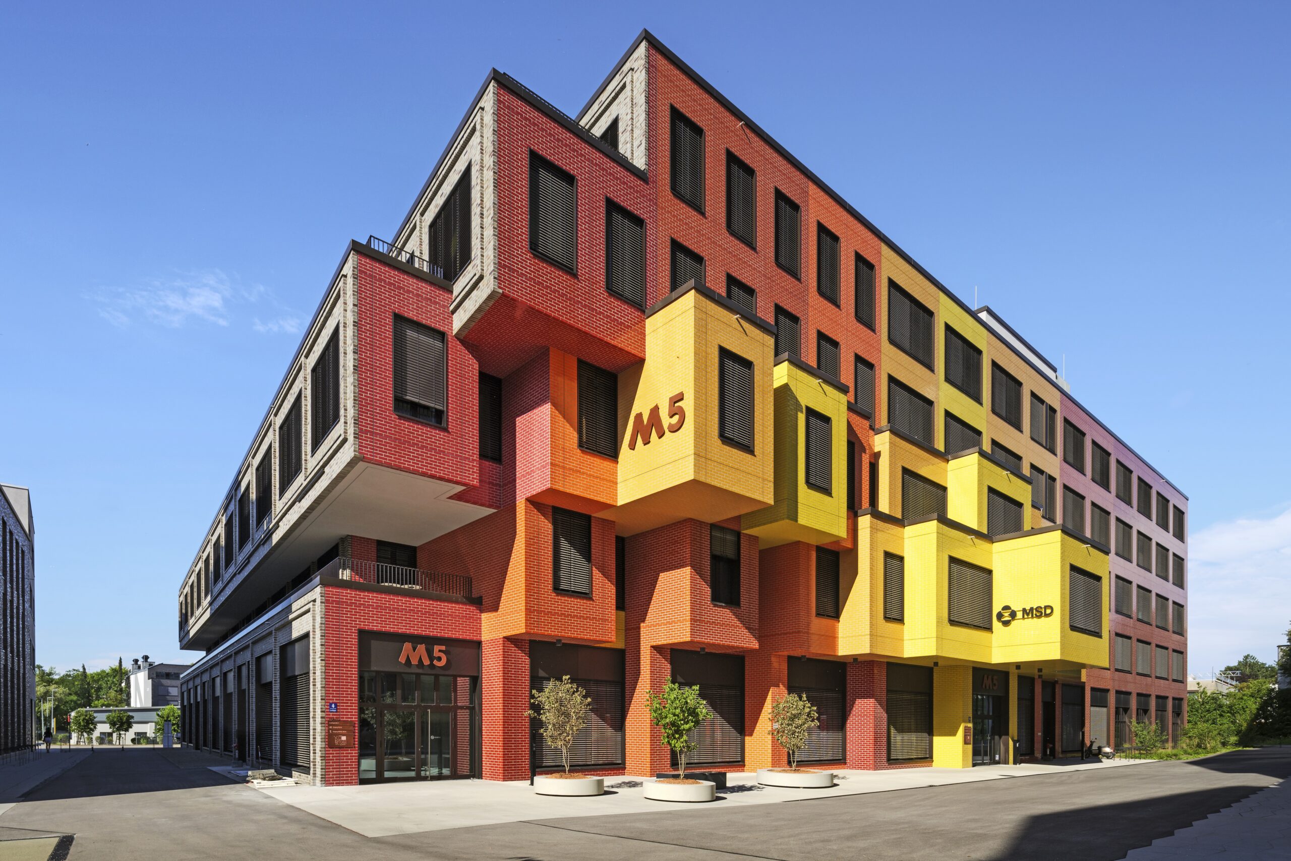 Exterior view of Die Macherie Munchen with a colorful facade.